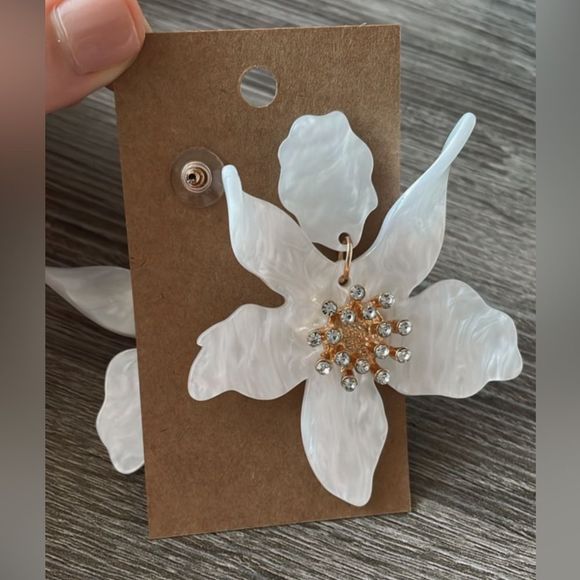 White Flower earrings A259 - Picture 4 of 4